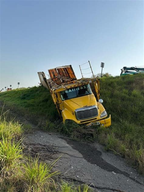 Conductor De Tr Iler Se Queda Dormido Y Sale De La Carretera En Cardel