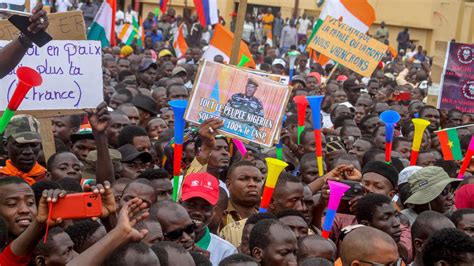 Niger Des Milliers De Personnes Se Rassemblent Niamey Au Lendemain