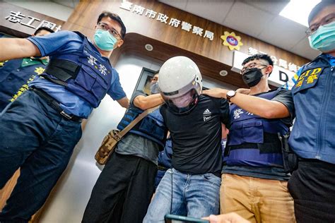 台南2警遭逃獄犯襲擊殉職 家屬質疑：重大刑案服刑人為何到外役監~ 即時 ~ 2022 08 23 1615 ~ 辛啓松