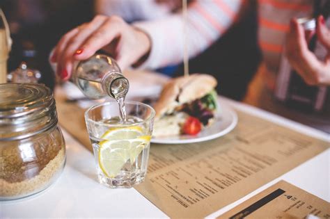 1 Liter 2 Liter Wie viel Wasser am Tag benötigt dein Körper wirklich