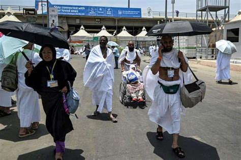 Les pèlerins musulmans convergent vers Mina étape majeure du hajj à La