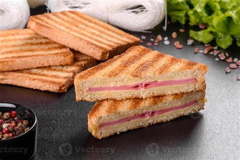 sándwich de jamón queso tomate lechuga y pan tostado 4239422 Foto de