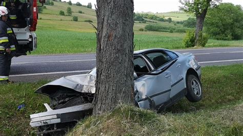 Wypadek w Rymanowie Gniewoszówce Samochód uderzył w drzewo