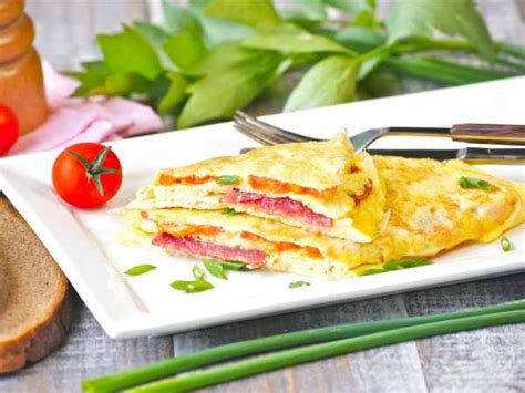 Яичница с беконом и сыром на сковороде — рецепт с фото пошагово