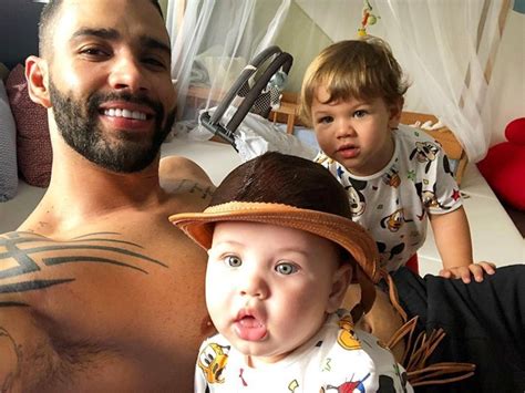 Gusttavo Lima Encanta Seguidores Foto Ao Lado Dos Filhos Gabriel E