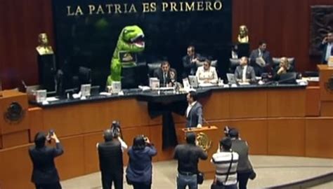 Un Dinosauro Entra In Aula Nel Parlamento Messicano Il Video Ecco