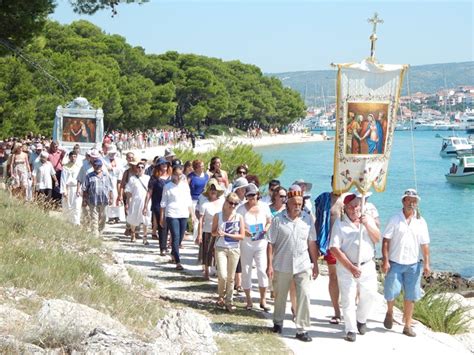 Visit Rogoznica Gospa od Kapelice i tradicija zavjetnog hodočašća u