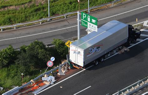 中央道：トラック事故で1人死亡、8人けが 積み荷落下 毎日新聞