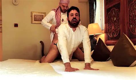 Un Cheikh Arabe Baise Le Serviteur D Sob Issant Sexe Gay Gratuit