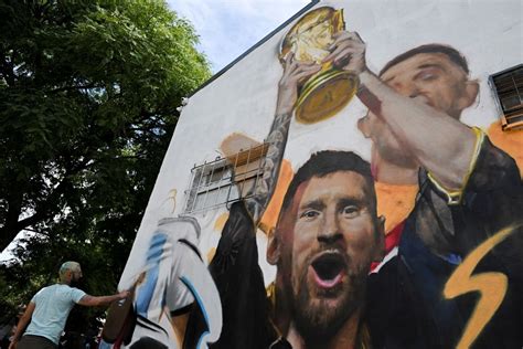 Lionel Messi Un Mural Inmortaliza Al 10 Cuando Levanta La Copa Del