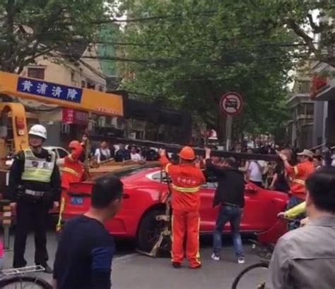 特斯拉上海鬧市撞多車 事後企圖逃逸被擒獲 每日頭條