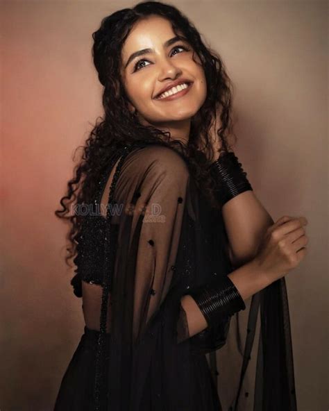 Malayalam Actress Anupama Parameswaran Sexy In Black Saree Photos