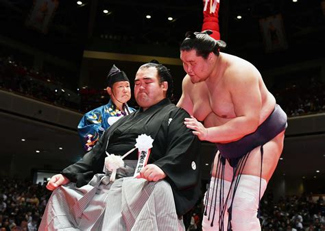 元大関琴奨菊の秀ノ山親方「泣きそうでした」引退相撲最後の一番は息子たちと 琴バウアーも披露 大相撲写真ニュース 日刊スポーツ