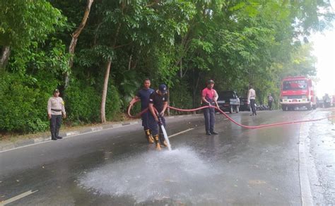 Polisi Dan Damkar Tanjungpinang Bersihkan Tumpahan Solar Di Jalan