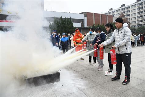 学校举行大型消防实战演练