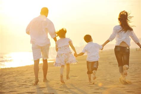 Gl Ckliche Junge Familie Haben Spa Auf Strand Stockbild Bild Von