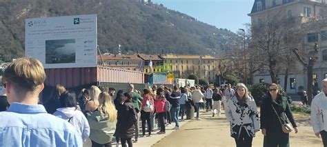 Già tutti in coda lunghe attese per salire sui battelli o in