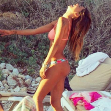 Belen e Cecilia la doccia è hot il balletto sexy delle sorelle Rodriguez fa impazzire i fan