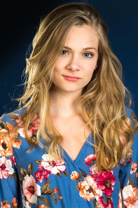 Het Blonde Tiener Stellen Met Donkere Achtergrond Stock Foto Image Of