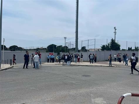 Muito Apoio Porta Do Seixal Dezenas De Adeptos Aguardam Sa Da Do