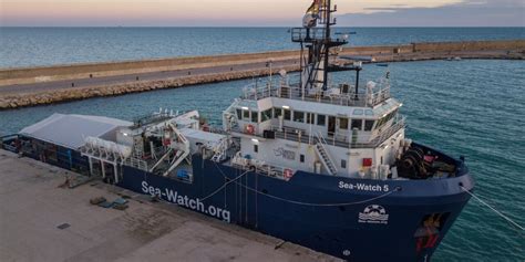 Una Nave Dell ONG Sea Watch Con A Bordo Il Cadavere Di Un Migrante Ha