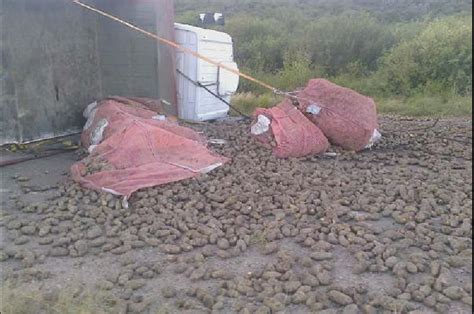 Volcó un camión con 30 toneladas de papa en la sierra sinuosa de la