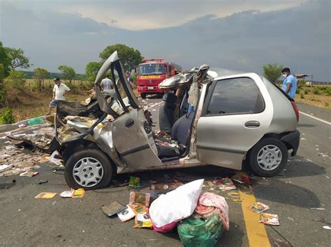 Acidente entre carro e caminhonete deixa três mortos e crianças em