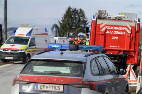 Frau bei Zusammenstoß mit Lastwagen in Auto eingeklemmt und schwer