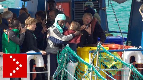 Catania Lo Sbarco Dei Migranti Dalla Sea Watch Youtube