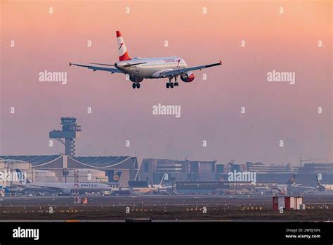 Flugzeug Am Frankfurter Flughafen Flughafen Fraport Oe Lbq