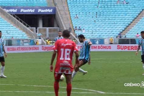 Golaço Diego Costa cobra falta e marca primeiro gol pelo Grêmio