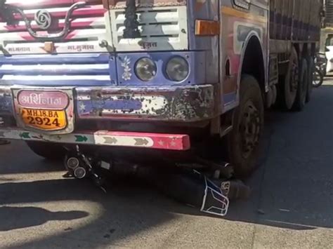 The Bike Rider Saved His Life By Jumping The Motorcycle Badly Stuck In