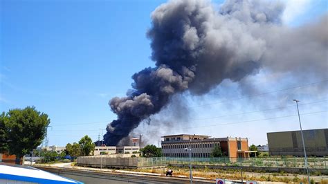 Modugno Fiamme Da Un Azienda Della Zona Industriale Fumo Nero