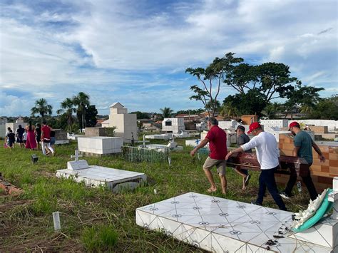 V Deo Enterro De Casal Morto Em Acidente Comove Parentes E Amigos Em