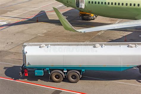 Camion Che Rifornisce Di Carburante Un Aeroplano Sull Aeroporto