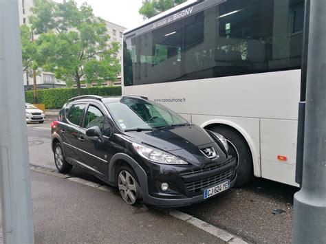 Villefranche Sur Sa Ne Un Bus Encastre Une Voiture Sur Le Trottoir