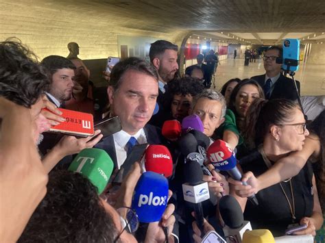 Flávio Bolsonaro projeta aprovação expressiva de Zanin no Senado