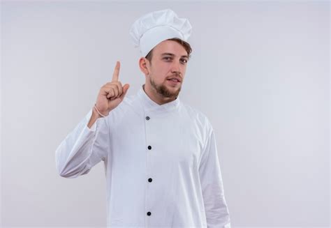 Un Confiado Joven Chef Barbudo Hombre Vestido Con Uniforme De Cocina