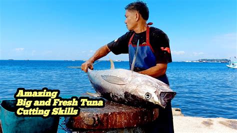 Amazing Skills In Cutting Large Yellowfin Tuna Using A Very Sharp