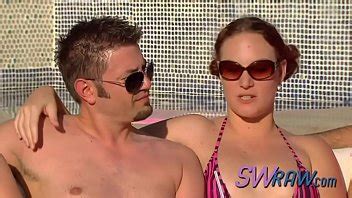 Lamiendo El Co O De Una Morena Caliente En Una Fiesta Swinger Salvaje En La Piscina Xvideos