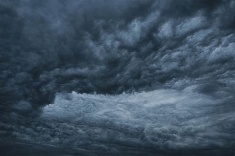 雷雨、ハリケーン、竜巻の前の暗い劇的な雲。抽象的な空の背景。 プレミアム写真