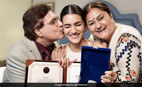 National Awards 2023: Kriti Sanon And Fam Pose With The Prize