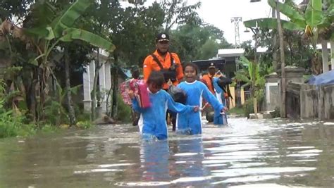 Sungai Ngotok Ring Kanal Jombang Meluap Genangi 3 Desa Air Semakin Tinggi