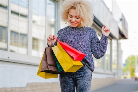 Hermosa Mujer Con Bolsas De La Compra Foto Gratis