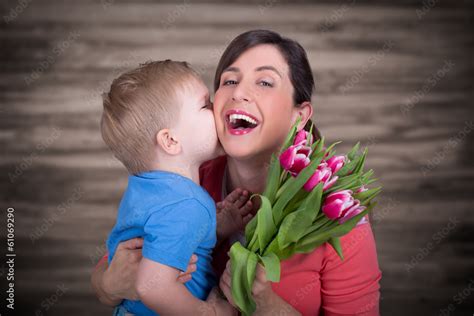 Kind Schenkt Mama Blumen Stock Foto Adobe Stock