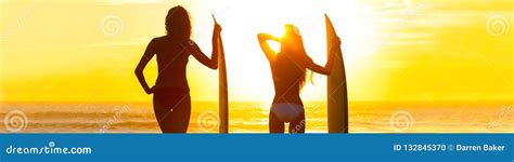 Plage De Coucher Du Soleil De Planches De Surf De Filles De Femmes De Surfer De Bikini De