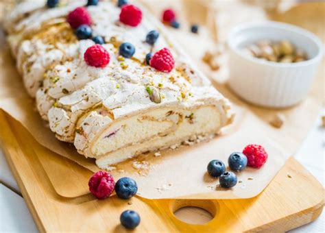 Rolada Bezowa Z Mascarpone I Borówkami STELLIANA NISTOR