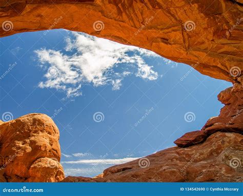 Arco Del Mesa En El Parque Nacional De Canyonlands Foto De Archivo