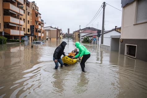 Maltempo In Emilia Romagna A Cesena I Giovani Si Organizzano In Chat E