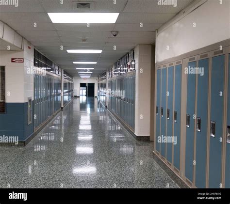 Lockers Inside School Building Fotografías E Imágenes De Alta